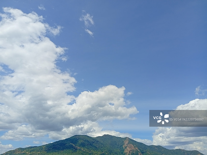 低角度视图的山脉与天空，肯尼亚图片素材