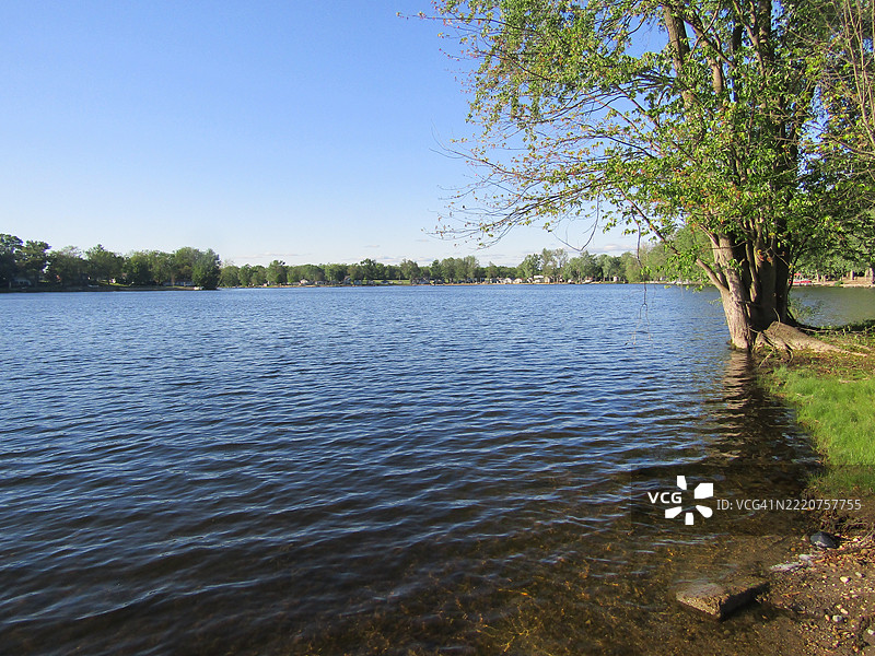 印第安纳州愉快湖的湖泊与天空的美丽景色图片素材