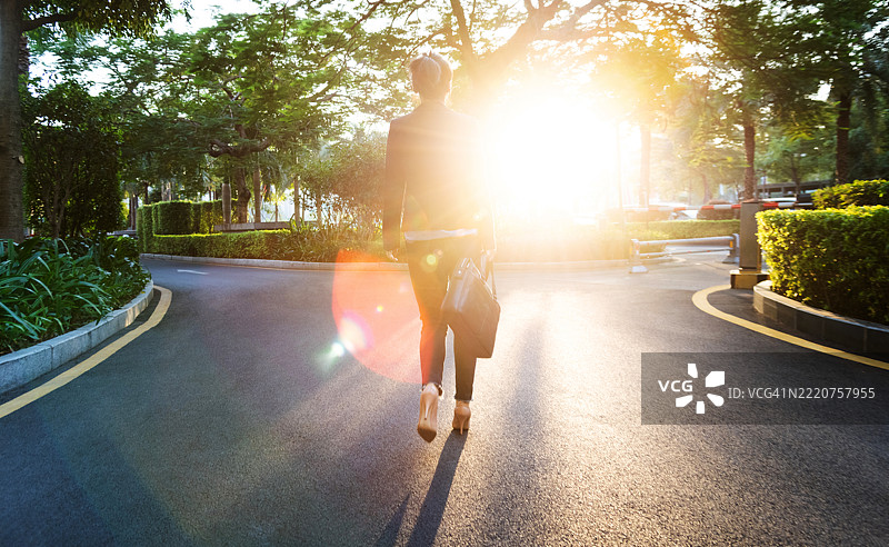 女商人在人行道上行走图片素材
