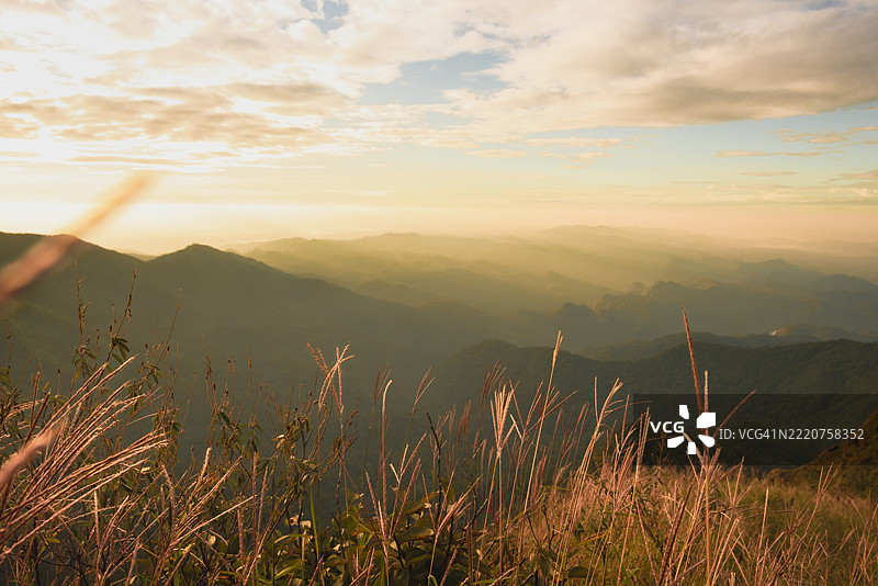 日落时分，天空映衬下的山脉美景图片素材