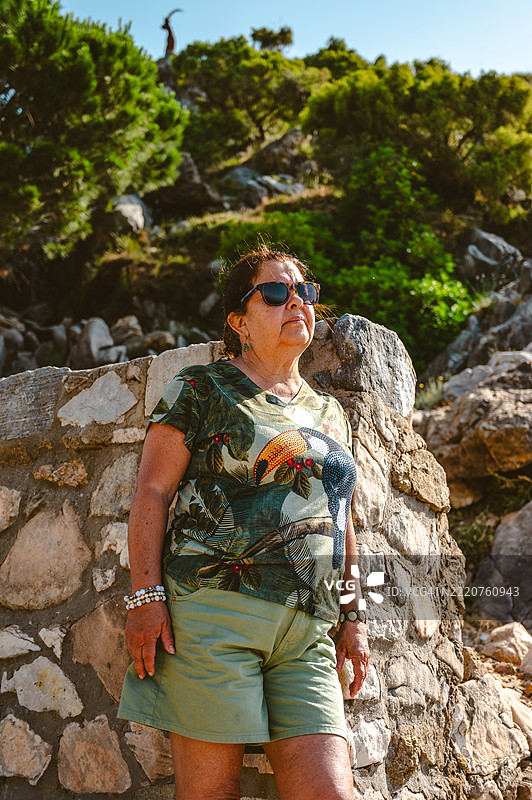 马贝拉山顶上的女人图片素材