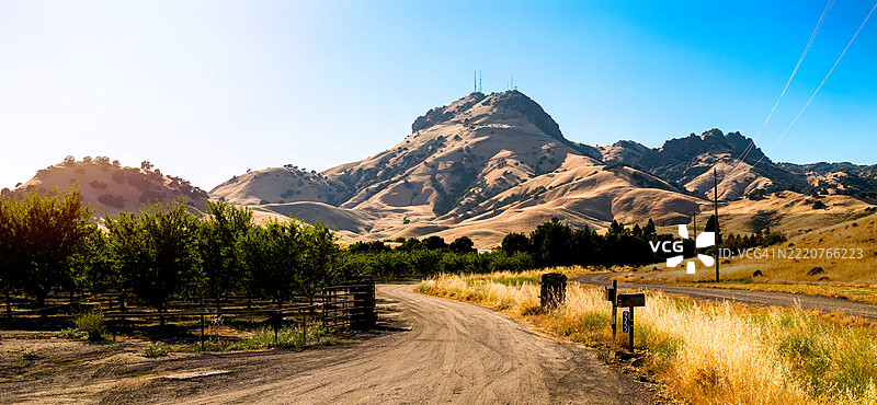 加州北部萨特县萨特山地区的帕斯路附近全景视图图片素材