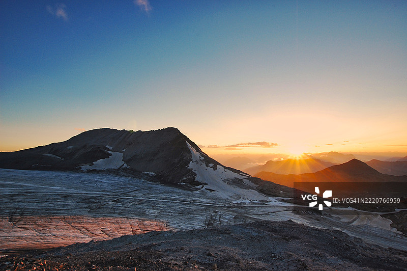 日落时分，斯特尔维奥山口的天空与山脉的美丽景色，意大利斯蒂尔夫斯图片素材