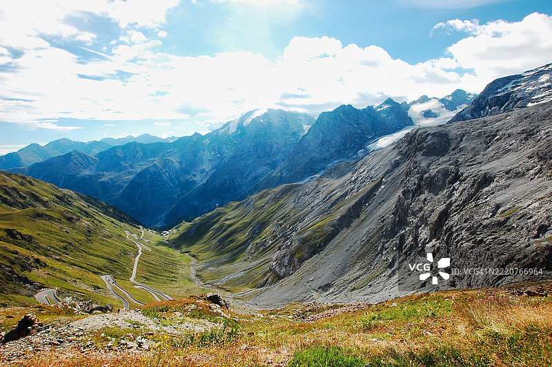 意大利斯蒂尔夫的斯特尔维奥山口，山脉与天空的美丽景色图片素材