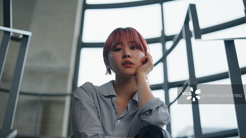 染红头发的年轻女性肖像图片素材