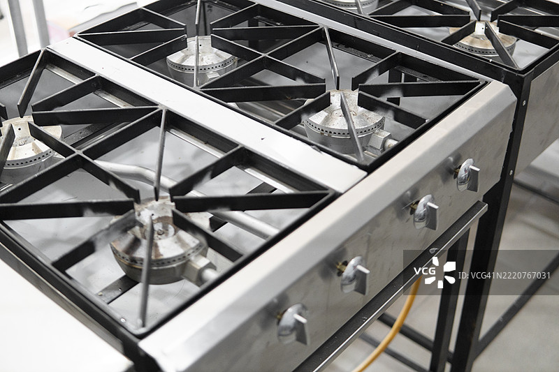 专业厨房的燃气灶具在烹饪课堂环境中图片素材