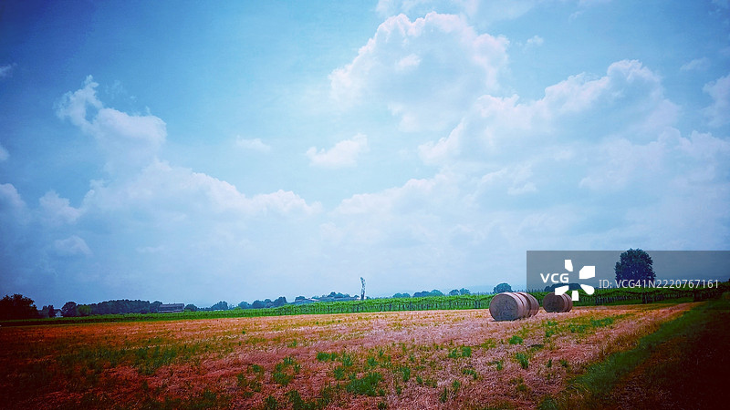 田野与天空的美丽景色图片素材
