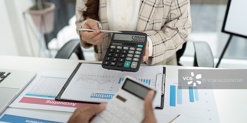 财务报告会计展示计算器显示屏图片素材