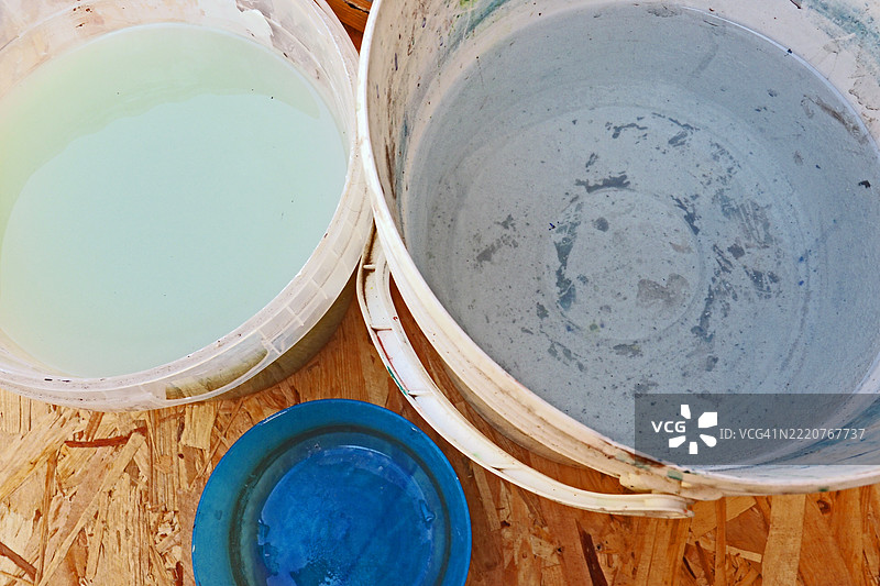 不同色调的蓝色油漆桶图片素材