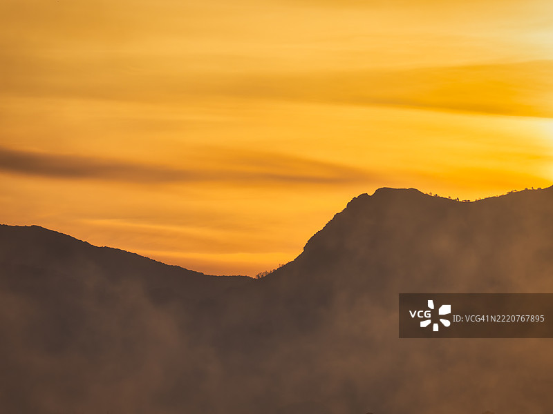 橙色天空下山脉轮廓的美丽景色图片素材