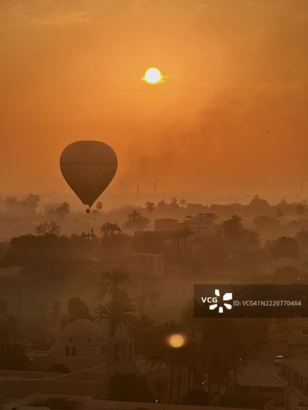 日落时分，热气球在天空中的美丽景色图片素材