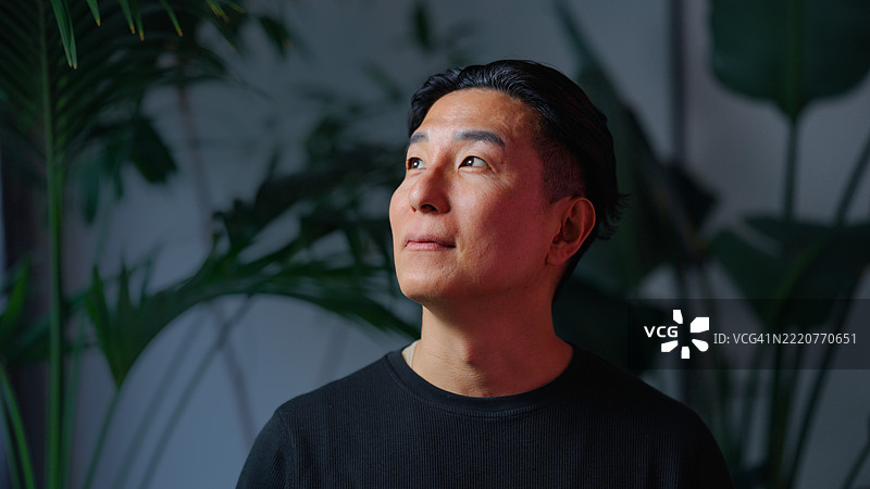 日本男性的工作室视频肖像图片素材