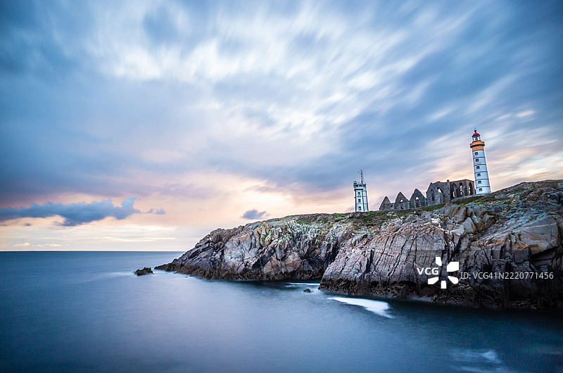 法国布列塔尼圣马修修道院遗址与日落时的灯塔图片素材