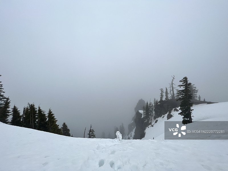 俄勒冈州克拉马斯县的雪山美景与天空相映。图片素材