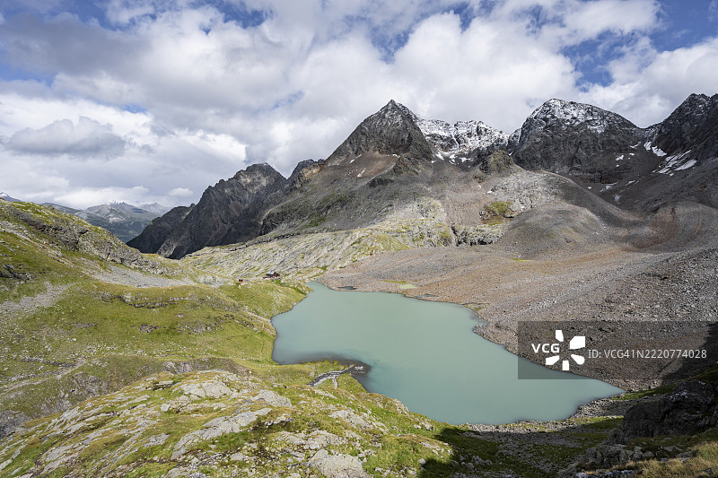 格罗瑟·格拉登湖的碧蓝山湖景，背后是佩策克峰和克鲁克尔科夫峰，肖伯山脉，霍赫陶恩国家公园，奥地利，欧洲图片素材