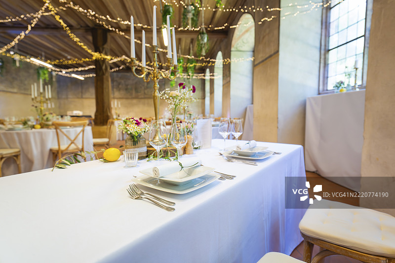 节日气氛的餐桌布置，房间内有仙女灯和窗户，温馨而迷人的氛围，活动和婚礼场地：德国洛尔赫修道院，欧洲。图片素材