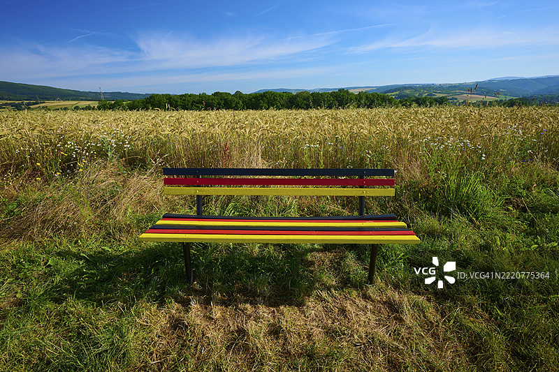德国色彩的长椅,宽阔的金色麦田和蓝天,夏季,Germerode,Geo自然公园Frau-Holle-Land,Hoher Meissner,黑森州,德国,欧洲图片素材