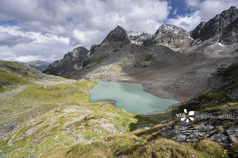 格罗瑟·格拉登湖的碧蓝山湖景，背后是佩策克峰和克鲁克尔科夫峰，肖伯山脉，霍赫陶恩国家公园，卡尔滕州，奥地利，欧洲图片素材