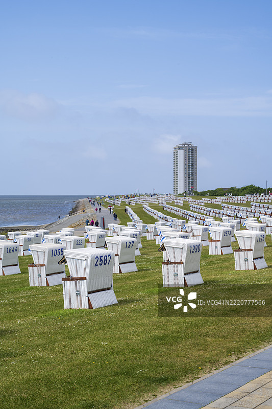 绿色沙滩上的沙滩椅，高层建筑，布苏姆，北海，石勒苏益格-荷尔斯泰因，德国，欧洲图片素材