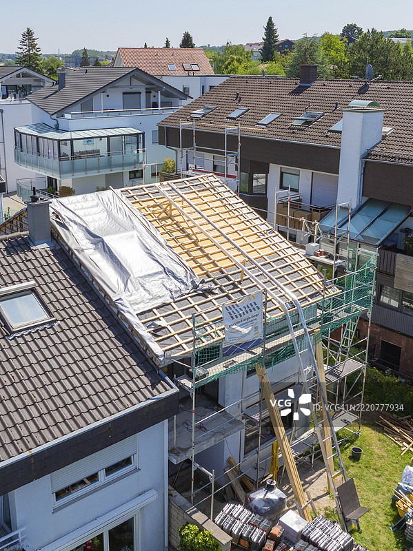 屋顶正在翻新或新建，脚手架可见，阳光明媚的社区，屋顶翻新，房屋施工，德国普福尔茨海姆，欧洲图片素材
