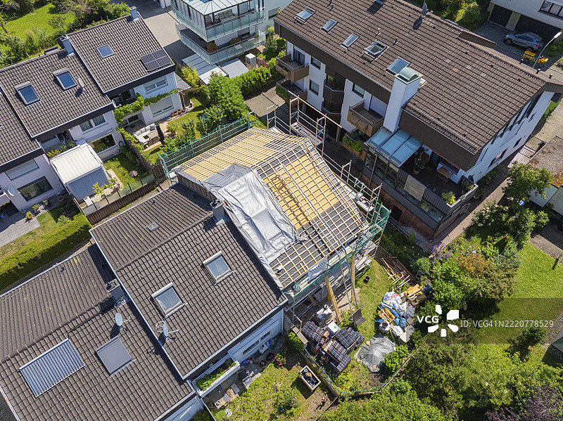 从空中俯瞰的郊区房屋，屋顶正在施工，屋顶翻新，房屋建设，德国普福尔茨海姆，欧洲图片素材