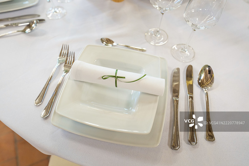 简约的桌面装饰，配有折叠的餐巾和优雅的餐具，活动和婚礼地点：德国洛尔赫修道院，欧洲。图片素材