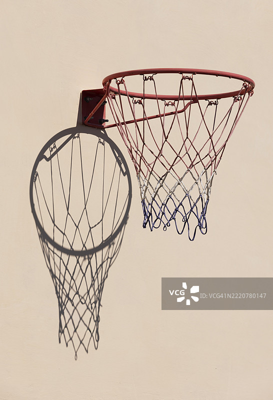 篮球架的影子投射在白色墙壁上图片素材