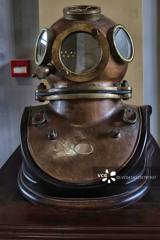 老式深海潜水头盔的正面视图。图片素材
