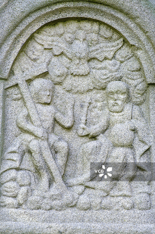 三位一体，历史悠久的路边神龛，梨树，靠近施泰因维森，弗兰肯森林，图林根州石山，图林根州，德国，欧洲图片素材