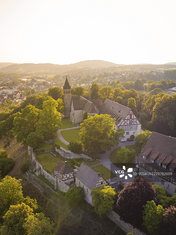 古老的修道院和建筑坐落在被树木环绕的山丘上，是德国欧洲洛尔希的洛尔希修道院的活动和婚礼场地。图片素材