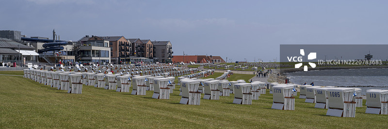 绿色沙滩上的沙滩椅,海滨长廊上的建筑,德国北海的比尔苏姆, Schleswig-Holstein,欧洲图片素材