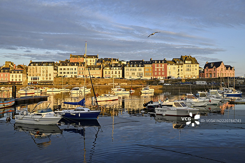 法国布列塔尼芬尼斯特尔杜阿尔内兹的罗斯梅尔港晨光图片素材