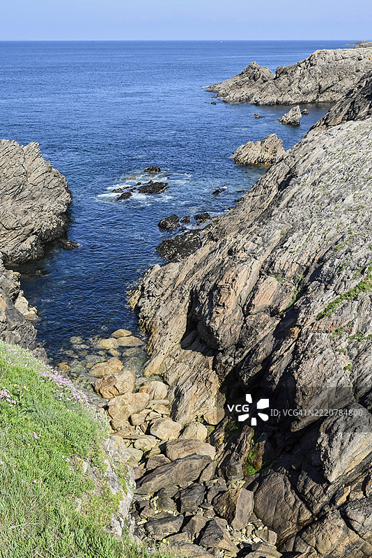 法国布列塔尼莫尔比昂基贝龙的狂野岩石海岸图片素材