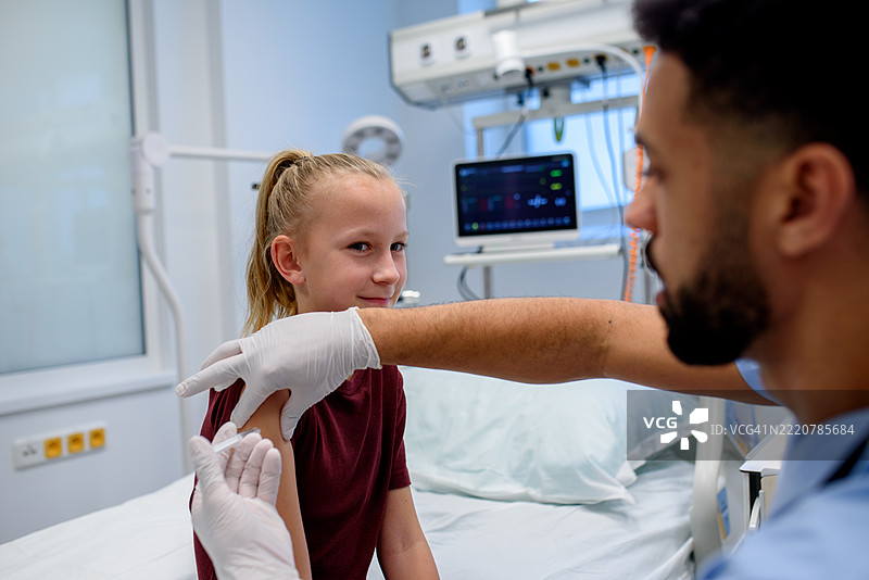 医生在儿童免疫接种期间给孩子接种疫苗。图片素材