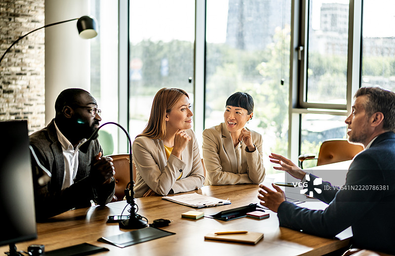 多元化的商业团队在现代办公室中进行合作讨论图片素材