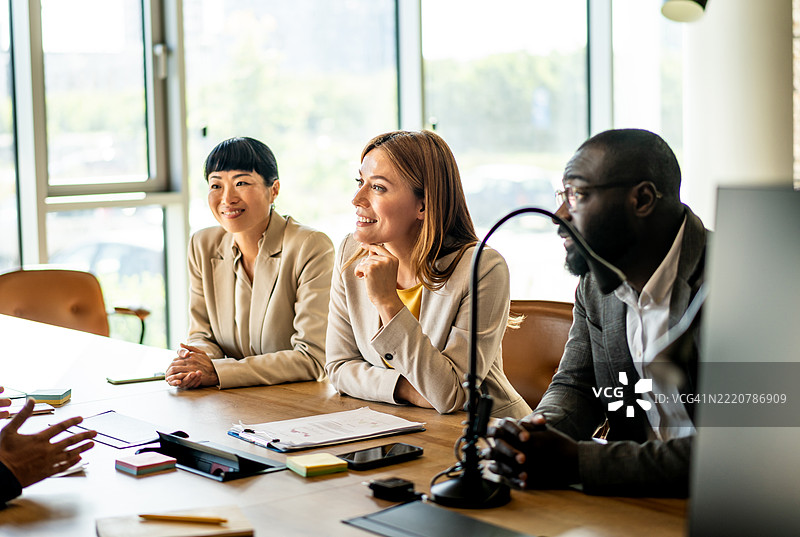 商务人士在会议中专心倾听图片素材