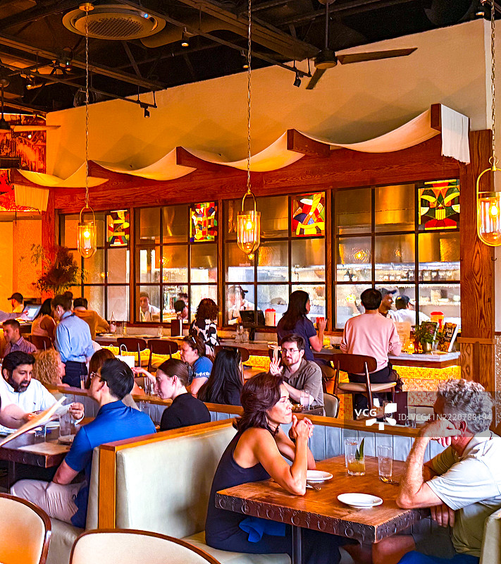 在费城的Zahav餐厅用餐的成年人图片素材