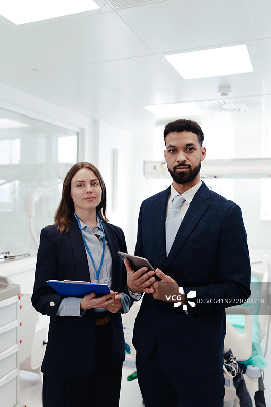 现代诊所的医院主任和经理。图片素材