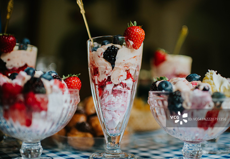 在甜点碗和杯子中盛放的伊顿杂烩图片素材