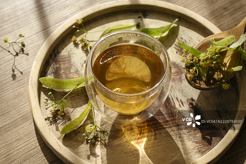 阳光明媚的家中，玻璃杯里的菩提茶图片素材