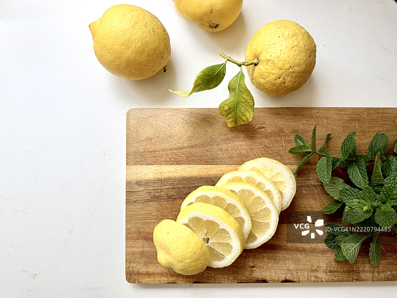 新鲜切片柠檬放在木板上，适合夏季柠檬水图片素材