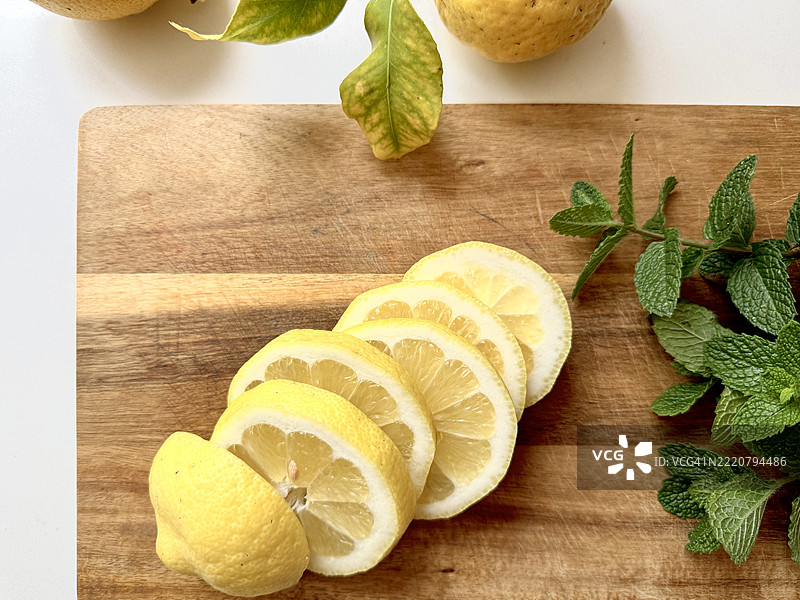 新鲜切片柠檬放在木板上，适合夏季柠檬水图片素材
