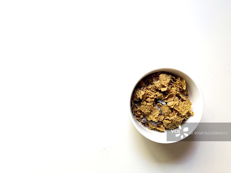 厨房台面上的干麦片碗图片素材