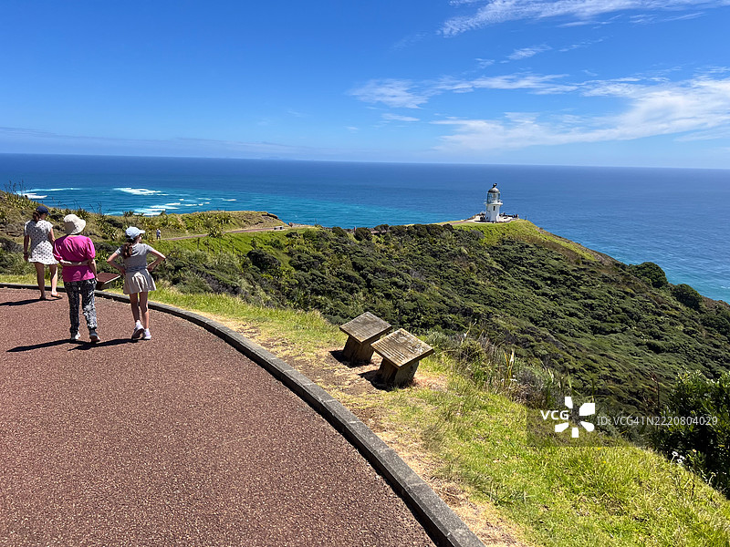 一群游客在新西兰北地的雷恩加角参观图片素材