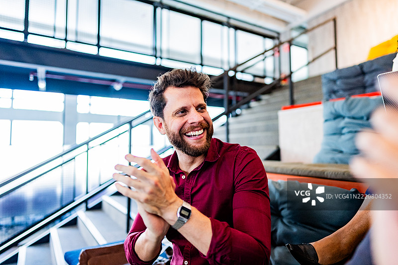 中年商人在办公室礼堂为演讲鼓掌图片素材