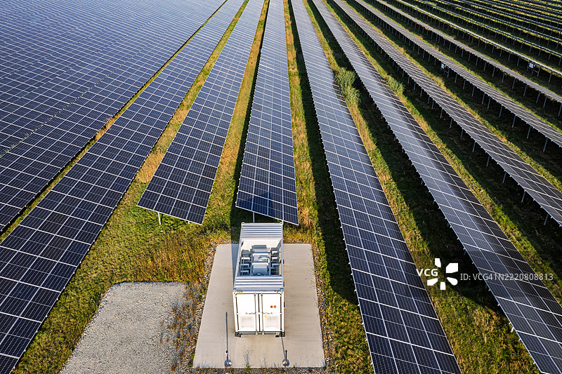 电力变压器和太阳能电池板图片素材