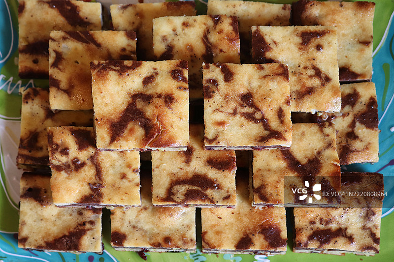 自制柠檬巧克力饼干方块配蔓越莓图片素材