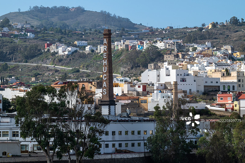 阿鲁卡斯的Arehucas朗姆酒酿酒厂高耸于格兰卡纳里亚的五彩房屋之上图片素材
