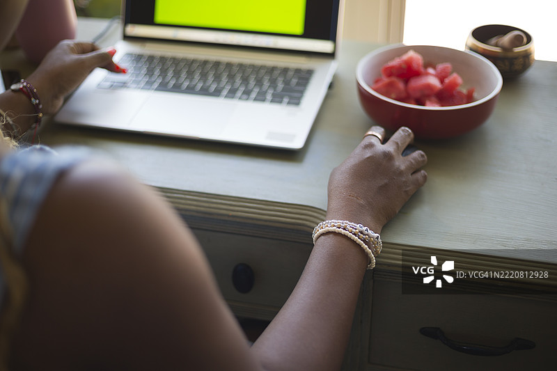 孕妇在工作图片素材