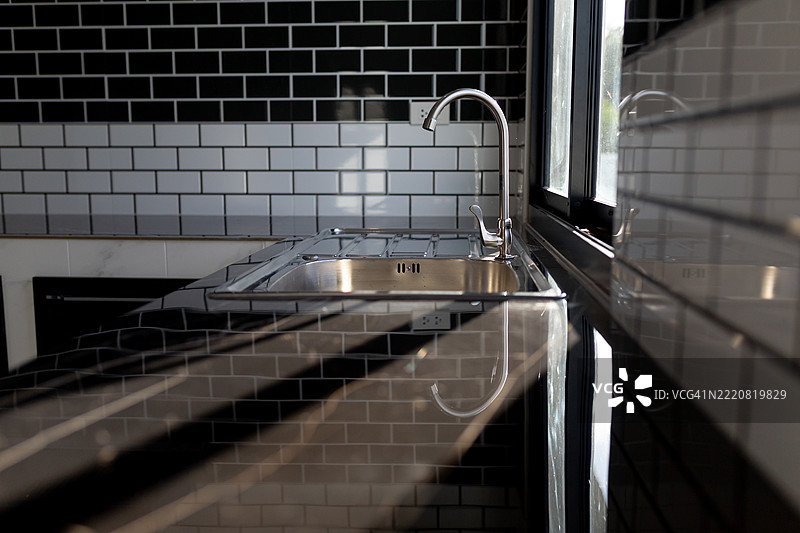 厨房水龙头。图片素材